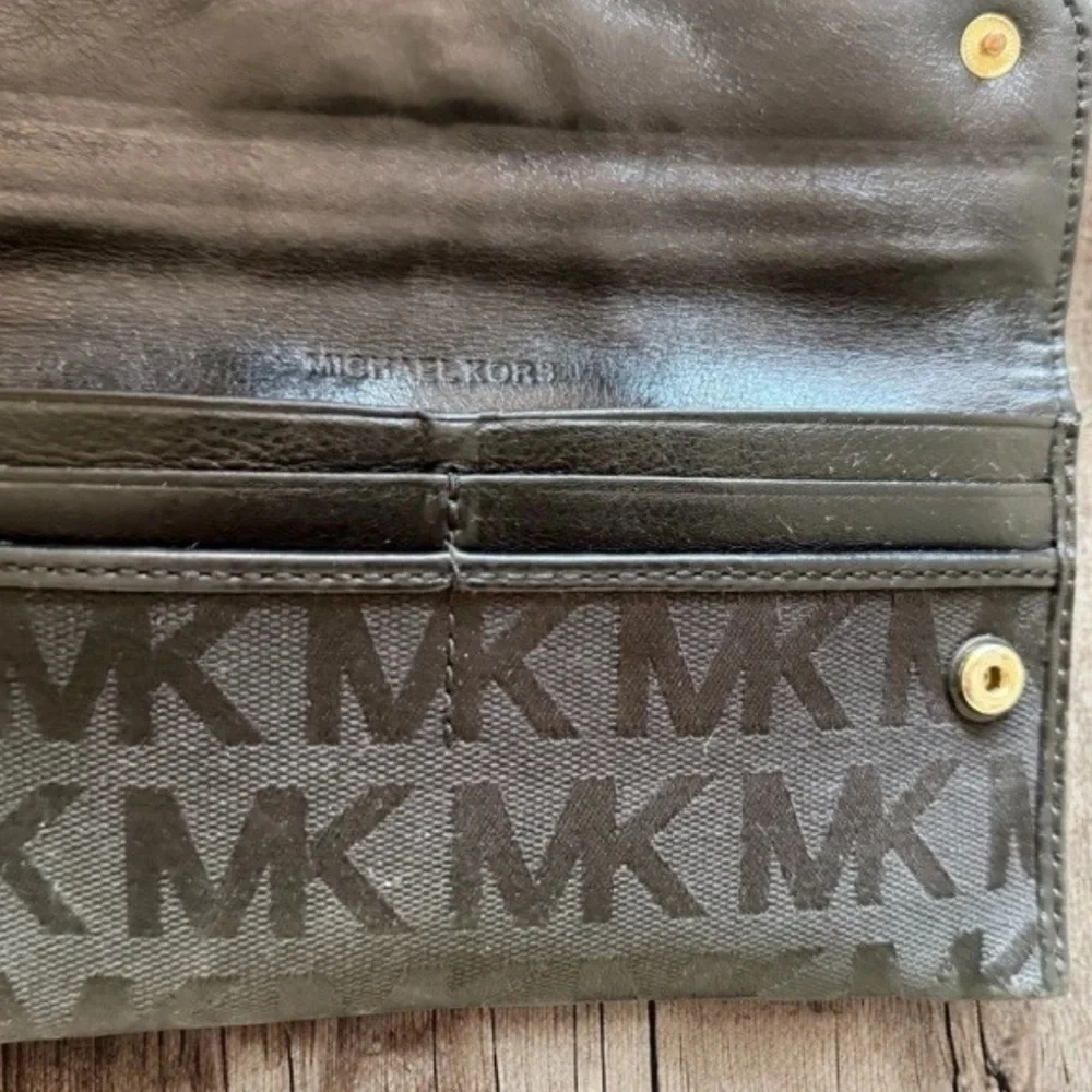 Michael Kors Monogram Austin Flat Continental Signature Wallet in Black